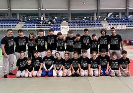 Judokas participantes en la Villa de Amurrio y entrenadores del Club Doryoku.