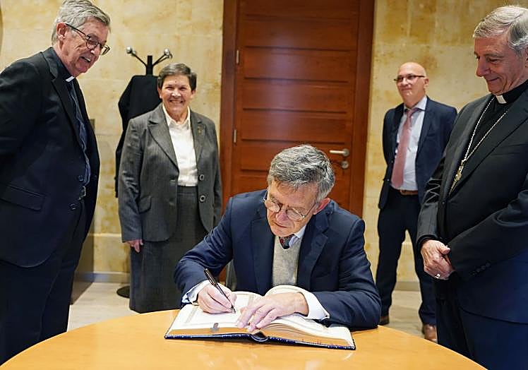 Paolo Ruffini firma en el Libro de Honor de la Universidad.