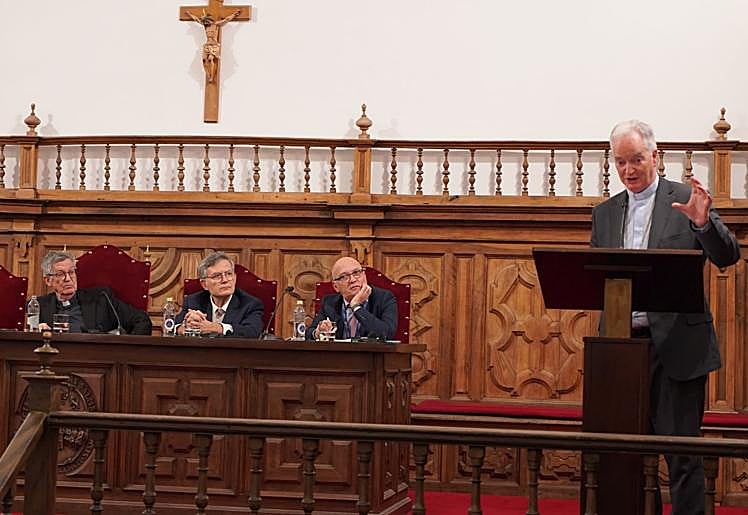 Monseñor Paul Desmond Tighe ha pronunciado la conferencia de apertura.