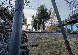 Agujero en la valla perimetral de la línea frente al apeadero de Moriscos.