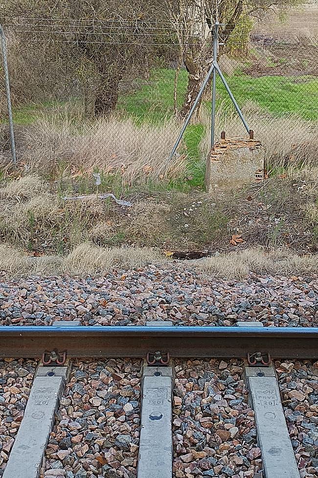 Agujero en la valla al otro lado del andén de Moriscos.