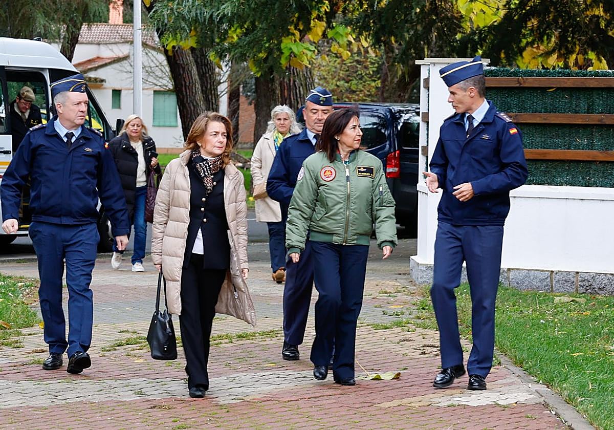 Llegada de Margarita Robles a la base aérea de Matacán.