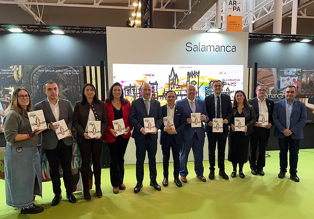 Presentación de 'Tras las huellas de Teresa' en el stand del Consorcio de Turismo de Salamanca.
