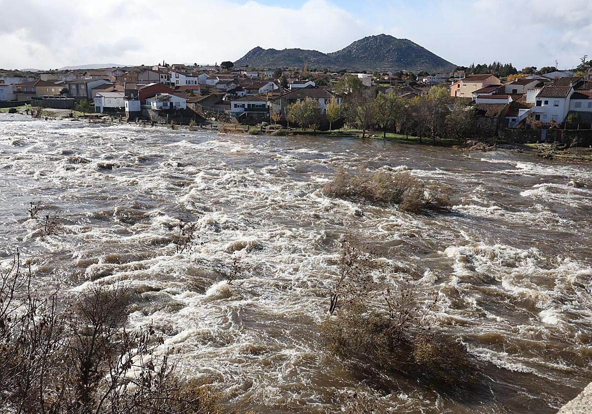 El Tormes a su paso por Puente del Congosto multiplica por cien su caudal en doce horas