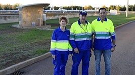 Isabel junto a dos de sus compañeros en la EDAR de Salamanca
