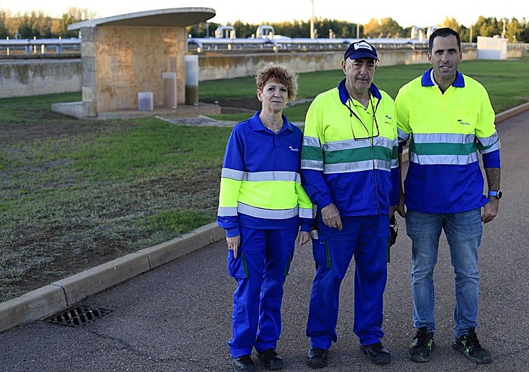 Isabel junto a dos de sus compañeros en la EDAR de Salamanca