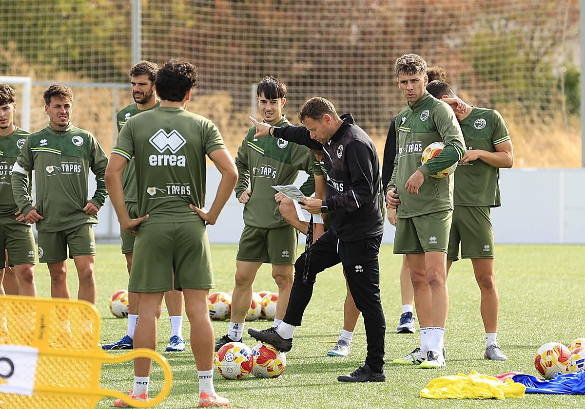 Mario Simón dirige un entrenamiento de Unionistas de Salamanca