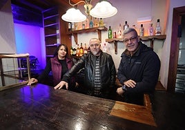 Los tres amigos madrileños que han cogido el bar de Monleón