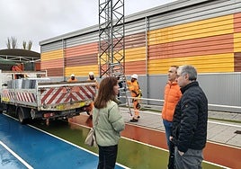 Comienzo de los trabajos de renovación de la iluminación de las instalaciones deportivas de Carbajosa.