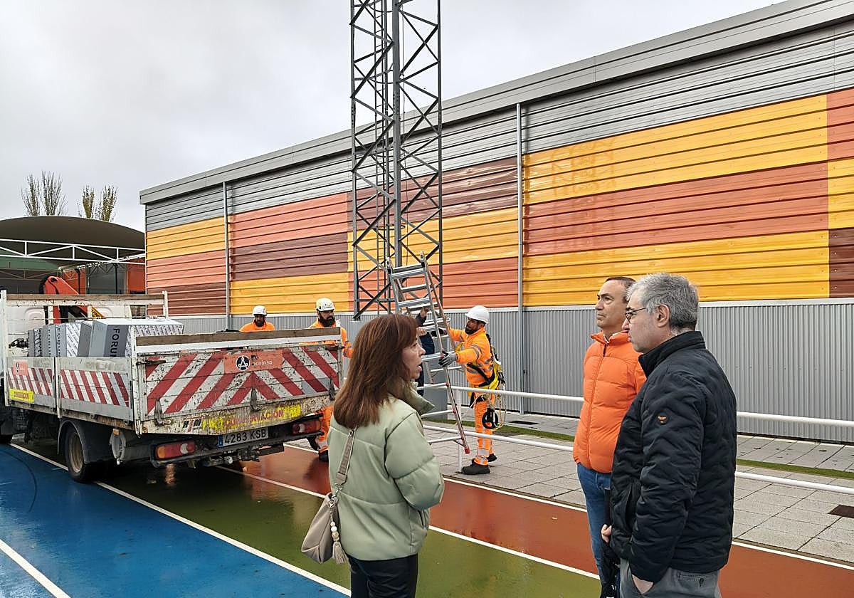 Comienzo de los trabajos de renovación de la iluminación de las instalaciones deportivas de Carbajosa.