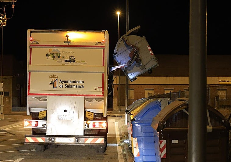 Camión de la basura recogiendo un contenedor