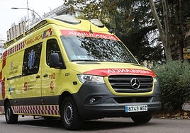 Una ambulancia transita por una calle de Salamanca en una imagen de archivo.