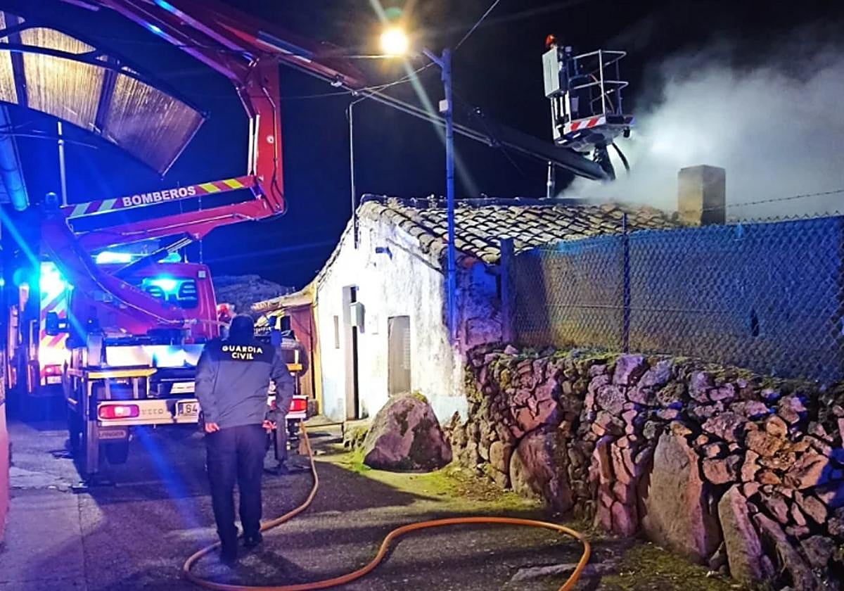 Actuación de los bomberos y de la Guardia Civil en el incendio de una vivienda en Ledesma.