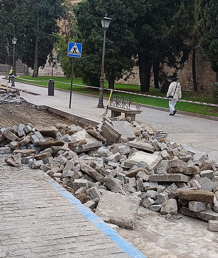 Imagen secundaria 2 - La céntrica calle de Salamanca que dice 'adiós' al empedrado y volverá a ser negra