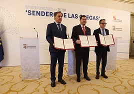 Carlos Manuel García Carbayo, Alfonso Fernández Mañueco y Juan Manuel Corchado firman un acuerdo.