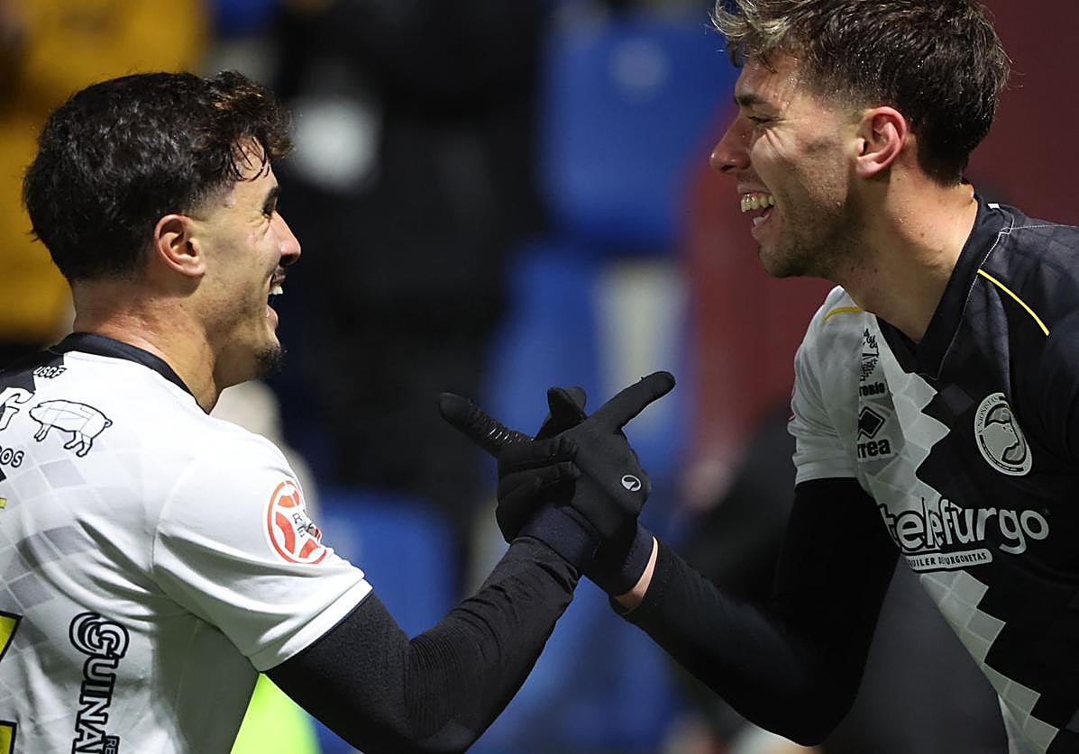 Gastón Valles, mirando al cielo tras anotar el 1-0 de Unionistas este viernes por la noche