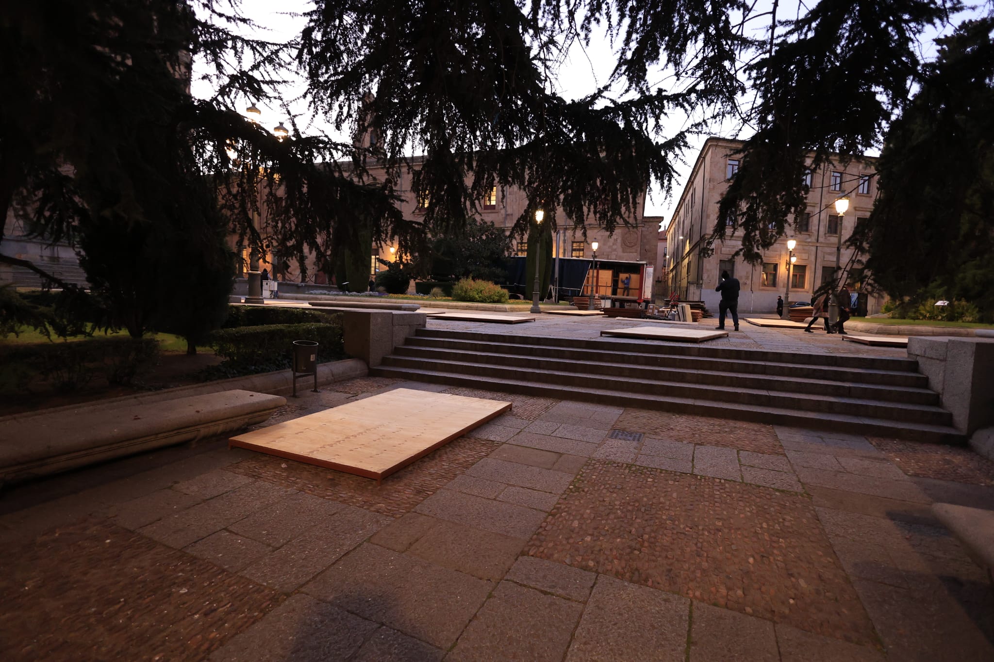 El montaje de los adornos y el mercado navideño de Salamanca, en imágenes