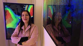 La artista salmantina Ruth junto a dos de sus obras