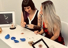 Vera y Luly en el estudio de tatuajes de La Bellota en Salamanca.