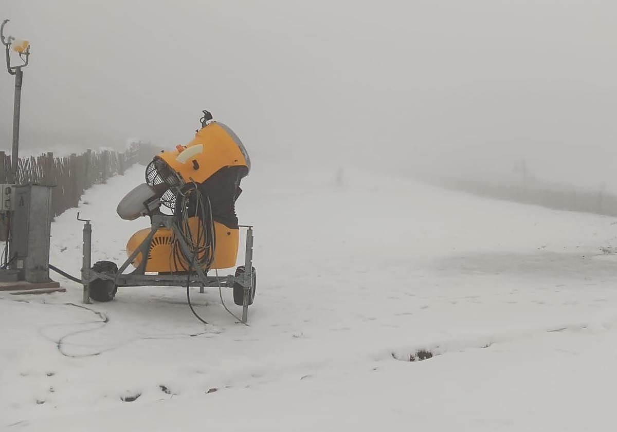 Imagen principal - Imágina de la producción de nieve en la estación durante los últimos días.