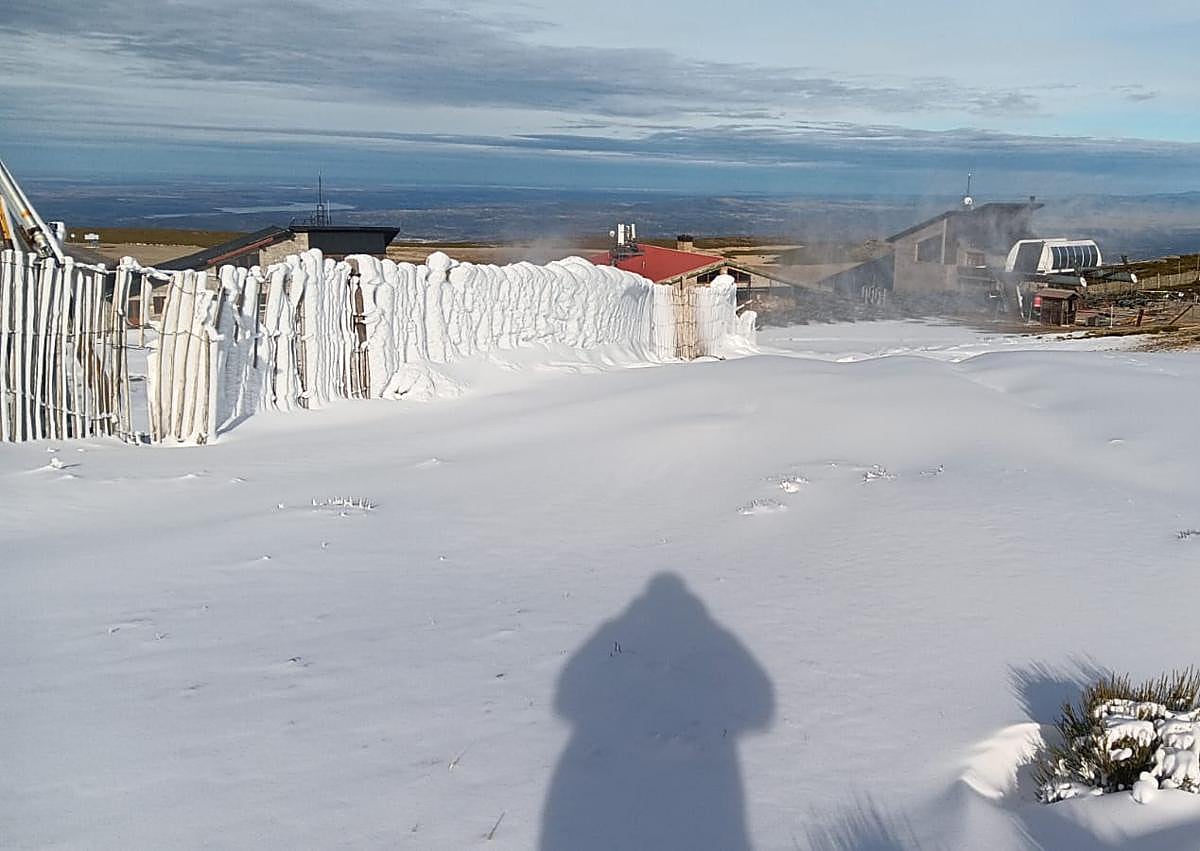 Imagen secundaria 1 - Imágina de la producción de nieve en la estación durante los últimos días.