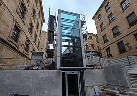 La maquinaria del ascensor de la Gran Vía ya está totalmente instalada.