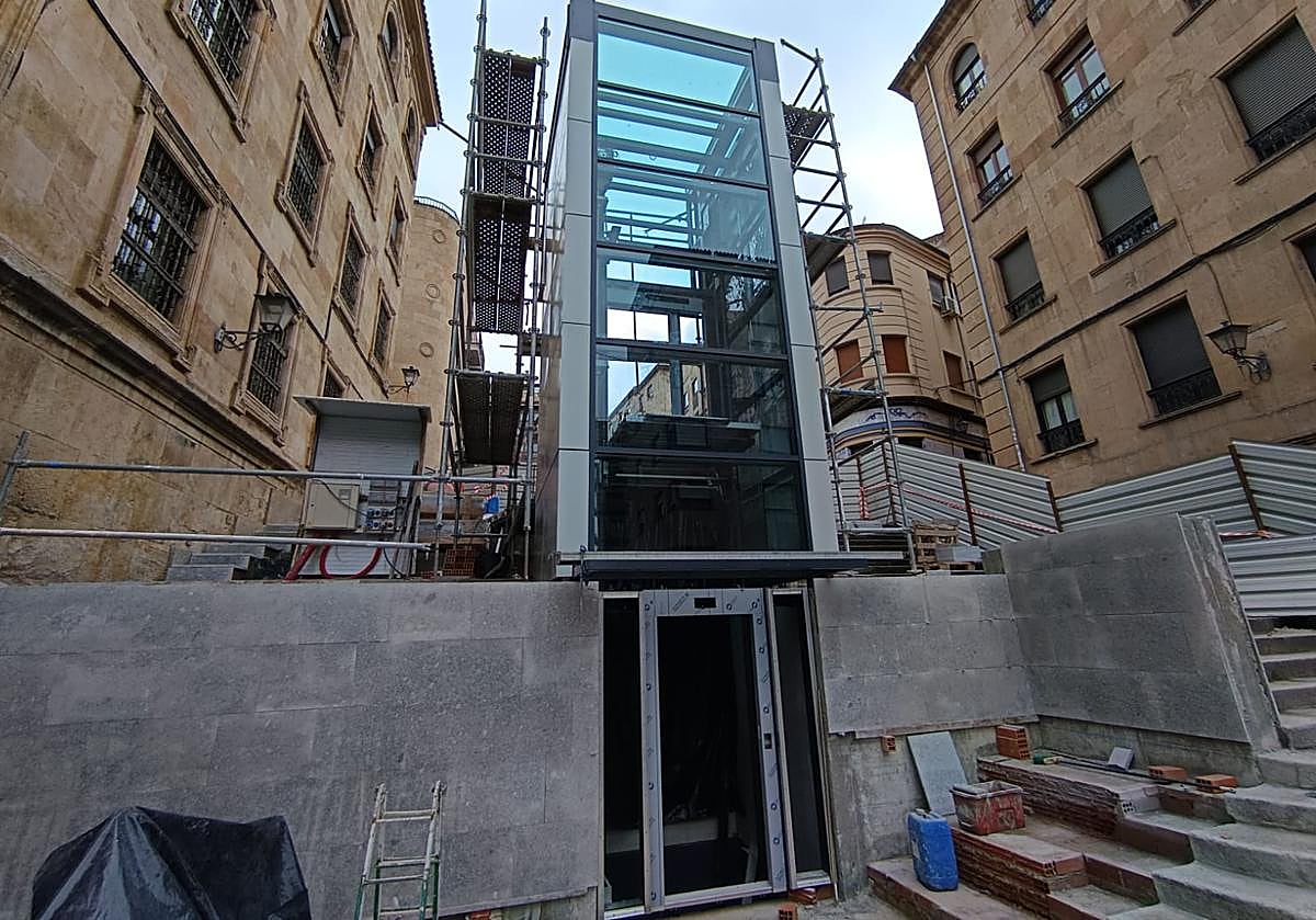 La maquinaria del ascensor de la Gran Vía ya está totalmente instalada.