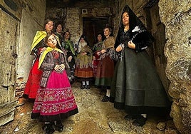 Mujeres y niñas de Candelario vestidas con la indumentaria ceremonial de sus antepasadas.