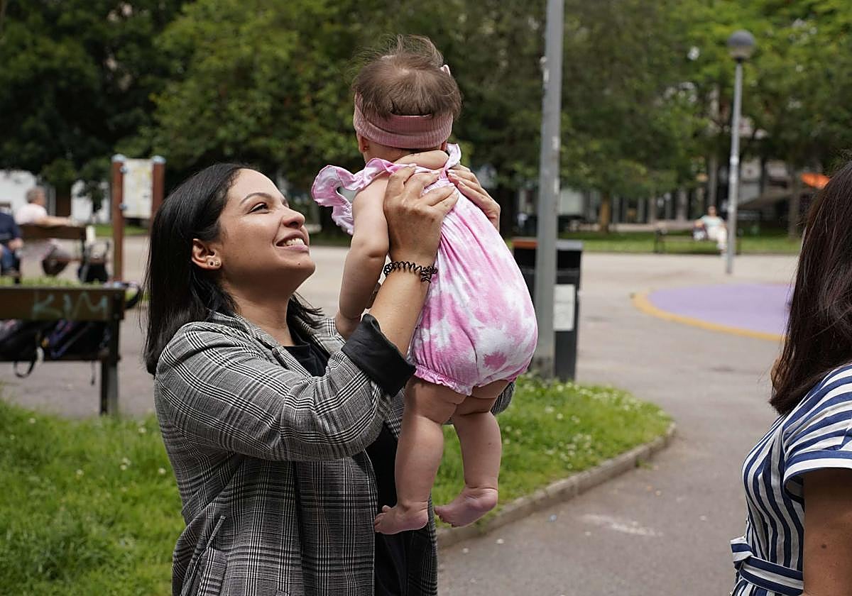Imagen de archivo de una mujer sudaméricana con su bebé.
