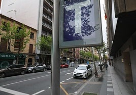 Taxi en una parada en Torres Villarroel.