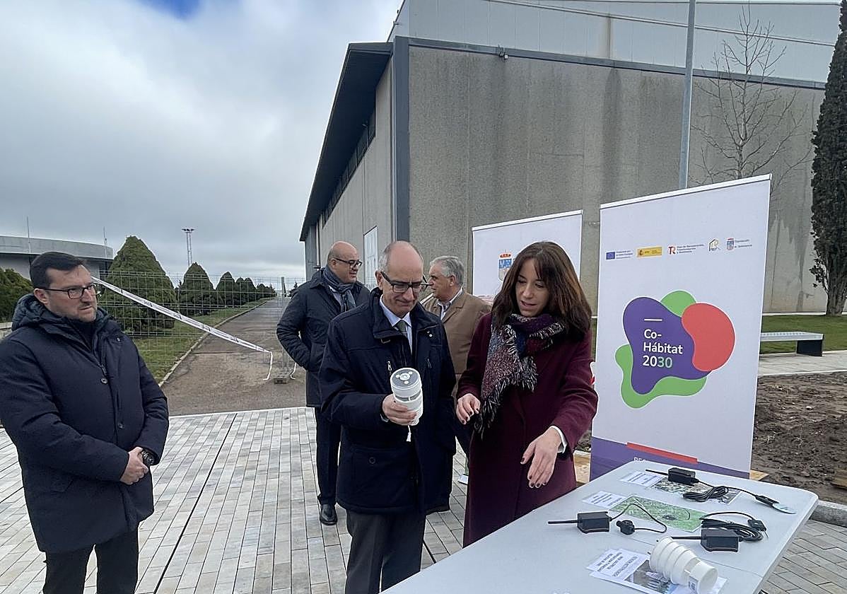 El presidente de la Diputación, Francisco Javier Iglesias García, recibe indicaciones sobre el proyecto Co-Hábitat 2030.