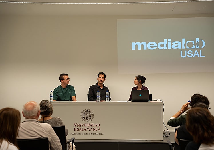 Participantes en una de las sesiones peparatorias del Hackaton.