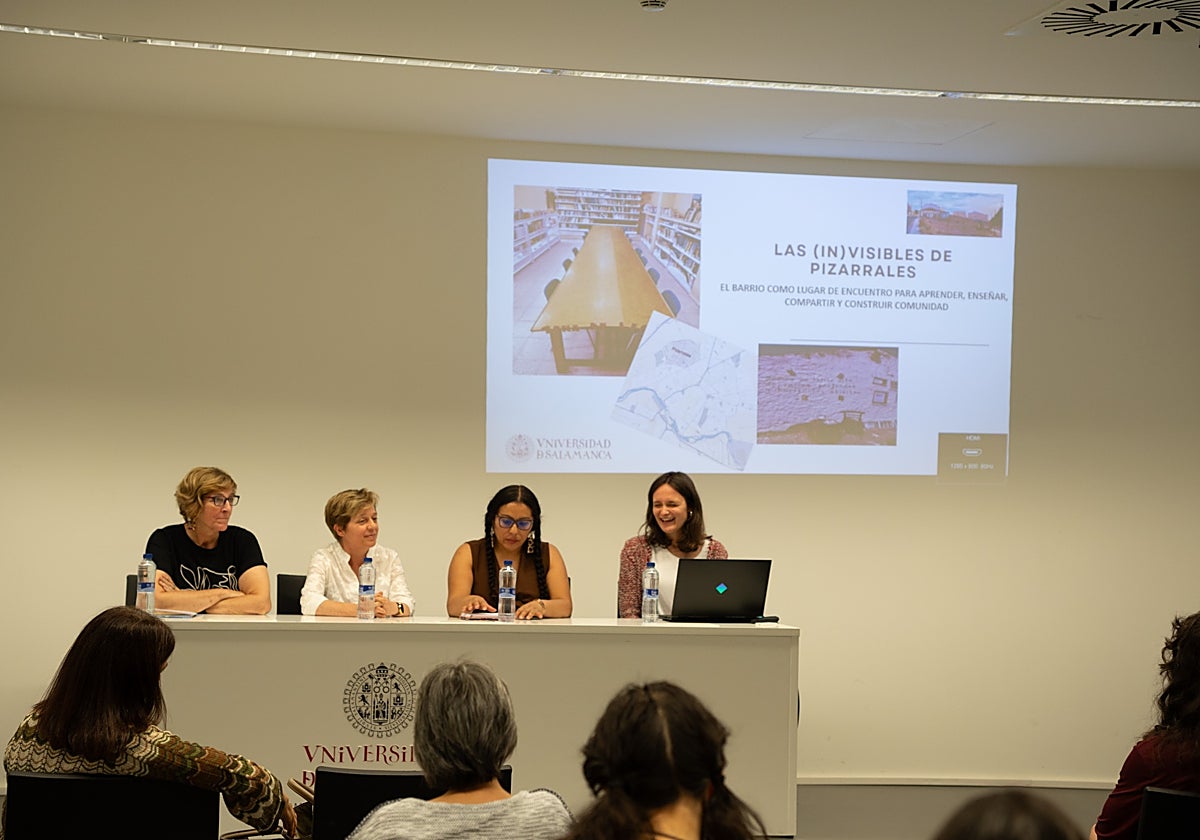 Representantes de Las Invisibles, de Pizarrales, en una sesión preparatoria del Hackaton.