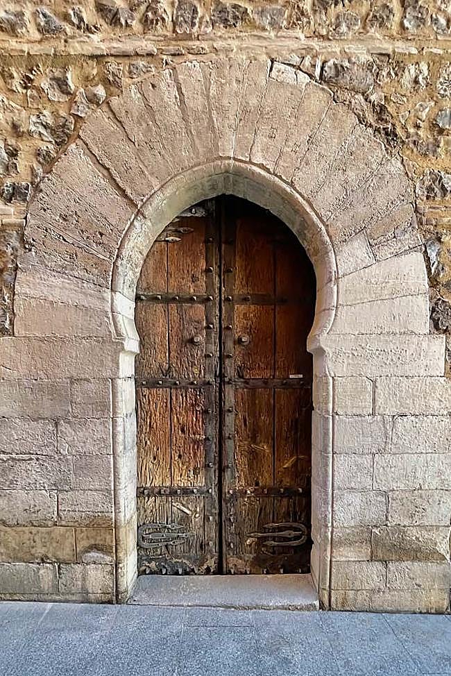 Puerta de la Torre de los Lujanes, ubicada en la pintoresca Calle del Codo, de donde ha salido la datación del edificio.