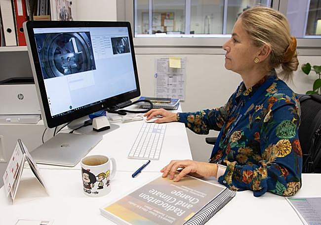 Begoña Quintana Arnés en el Laboratorio de Radiaciones Ionizantes y Datación.