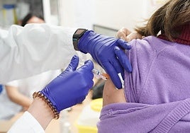 Una persona recibe la dosis de la vacuna de la gripe.