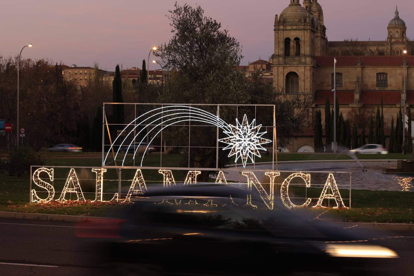 La Navidad ya deslumbra en Salamanca con luces, árbol y videomapping
