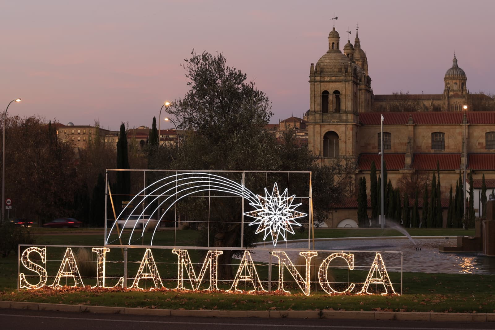 La Navidad ya deslumbra en Salamanca con luces, árbol y videomapping
