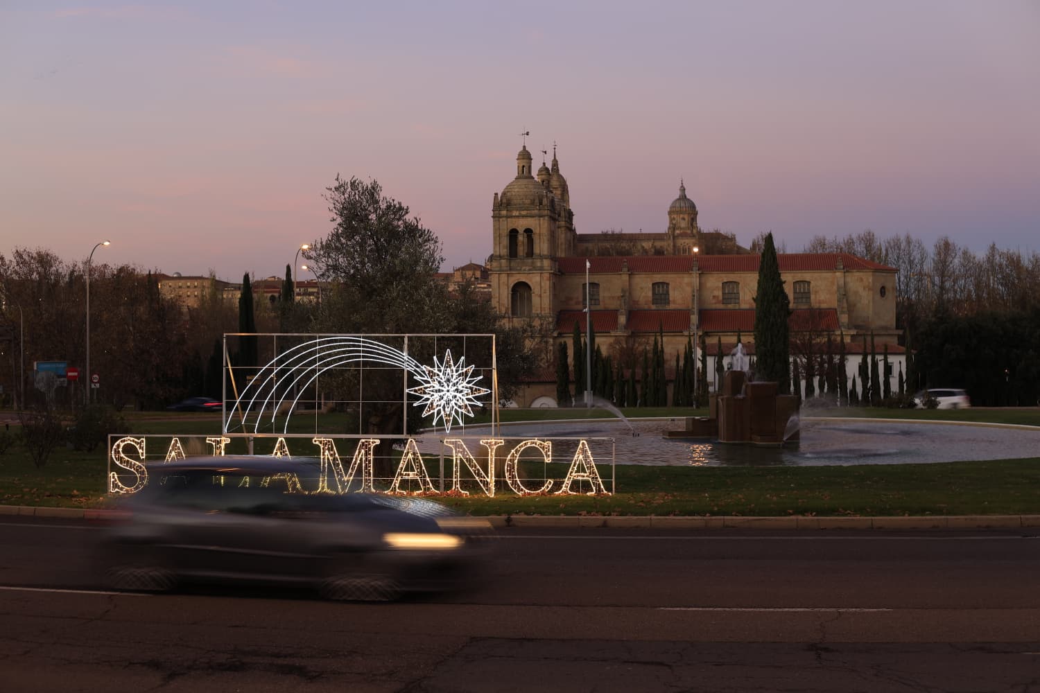 La Navidad ya deslumbra en Salamanca con luces, árbol y videomapping