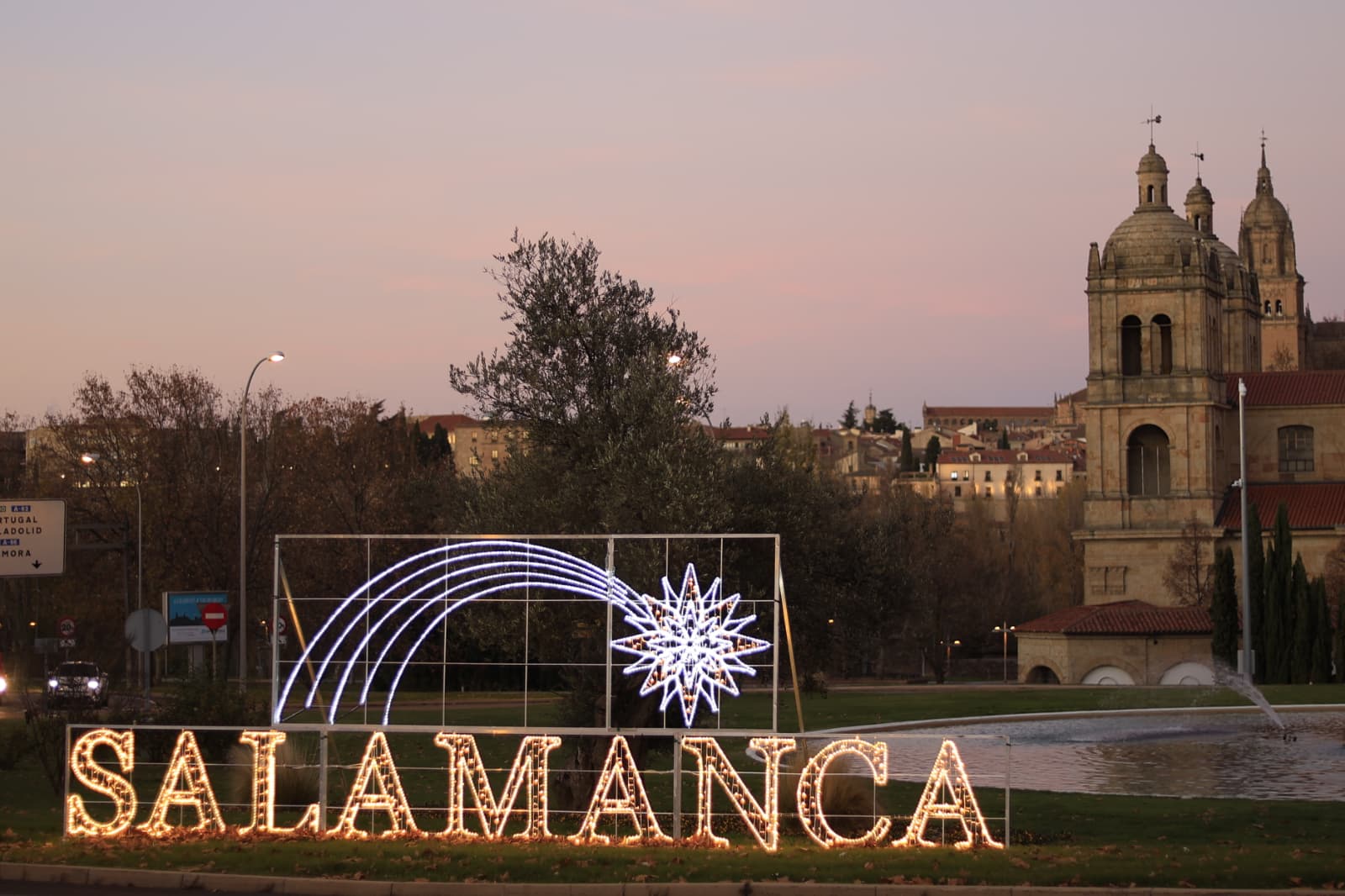 La Navidad ya deslumbra en Salamanca con luces, árbol y videomapping