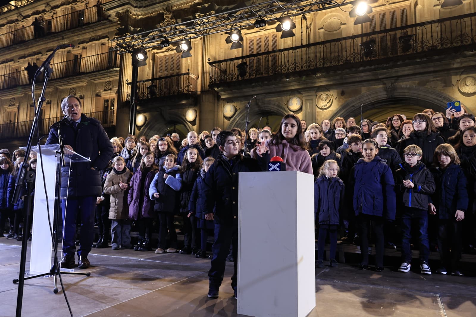 La Navidad ya deslumbra en Salamanca con luces, árbol y videomapping