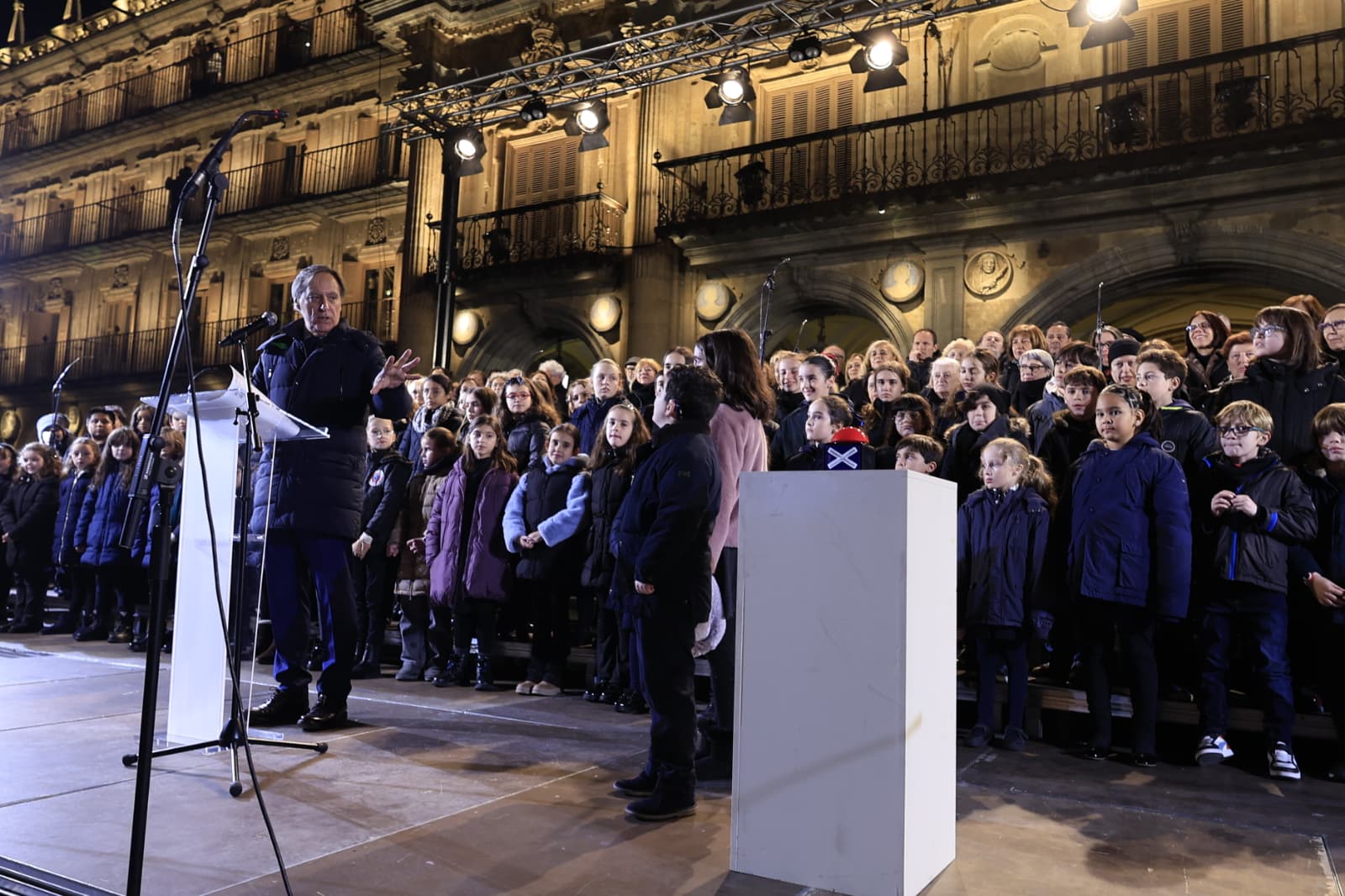 La Navidad ya deslumbra en Salamanca con luces, árbol y videomapping
