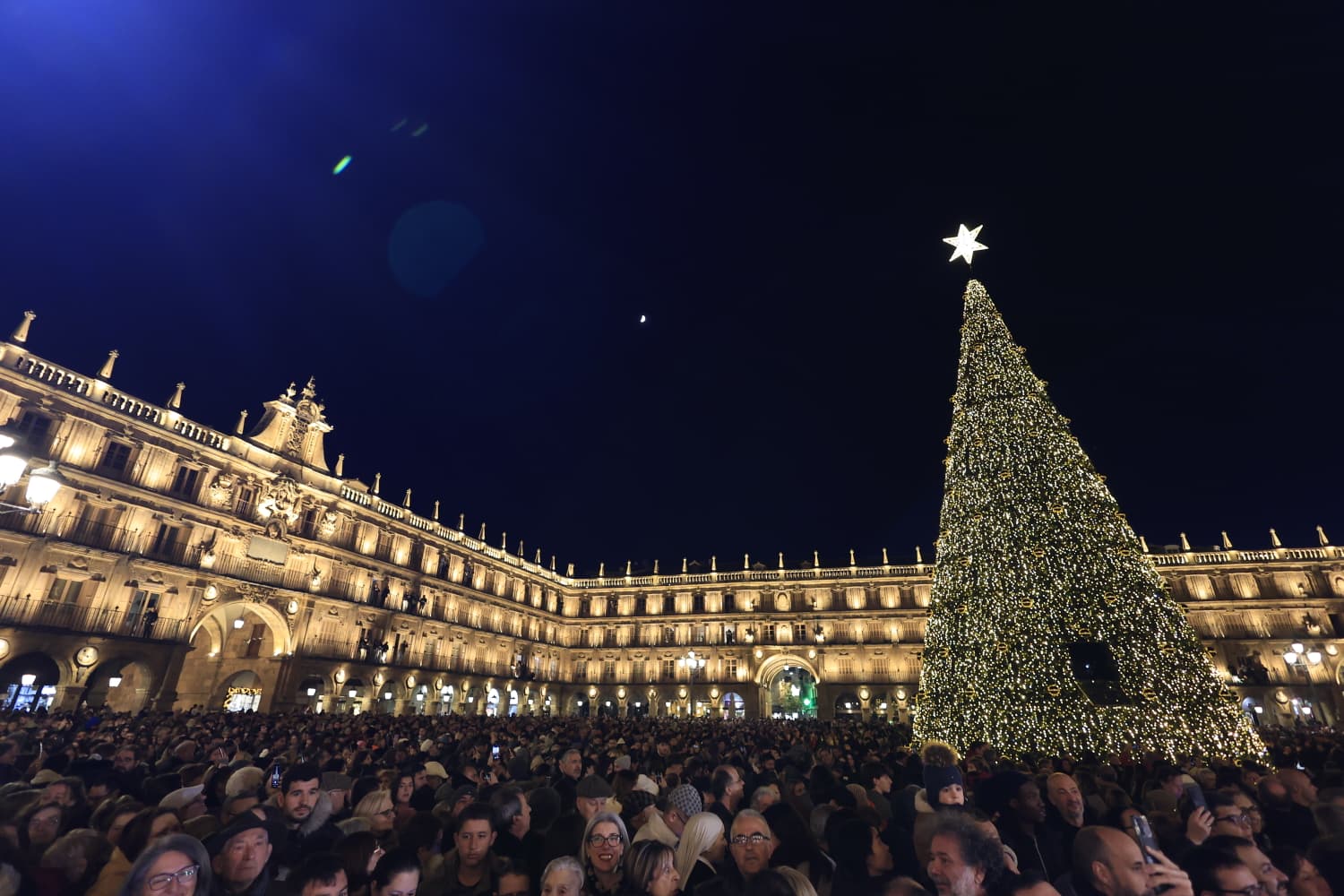 La Navidad ya deslumbra en Salamanca con luces, árbol y videomapping
