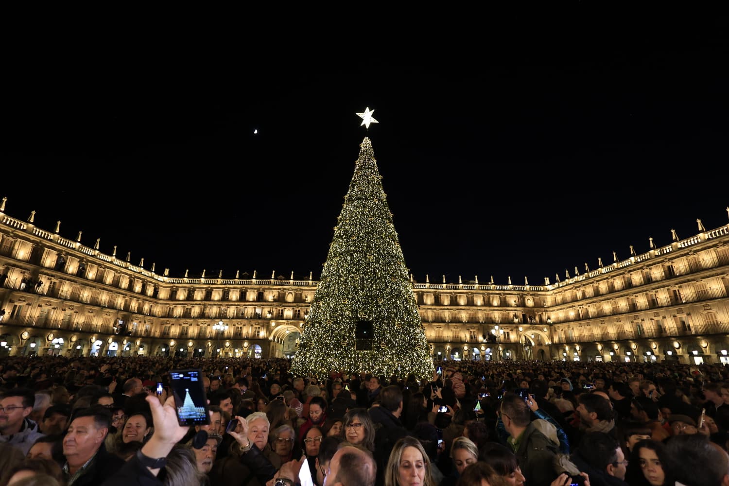 La Navidad ya deslumbra en Salamanca con luces, árbol y videomapping
