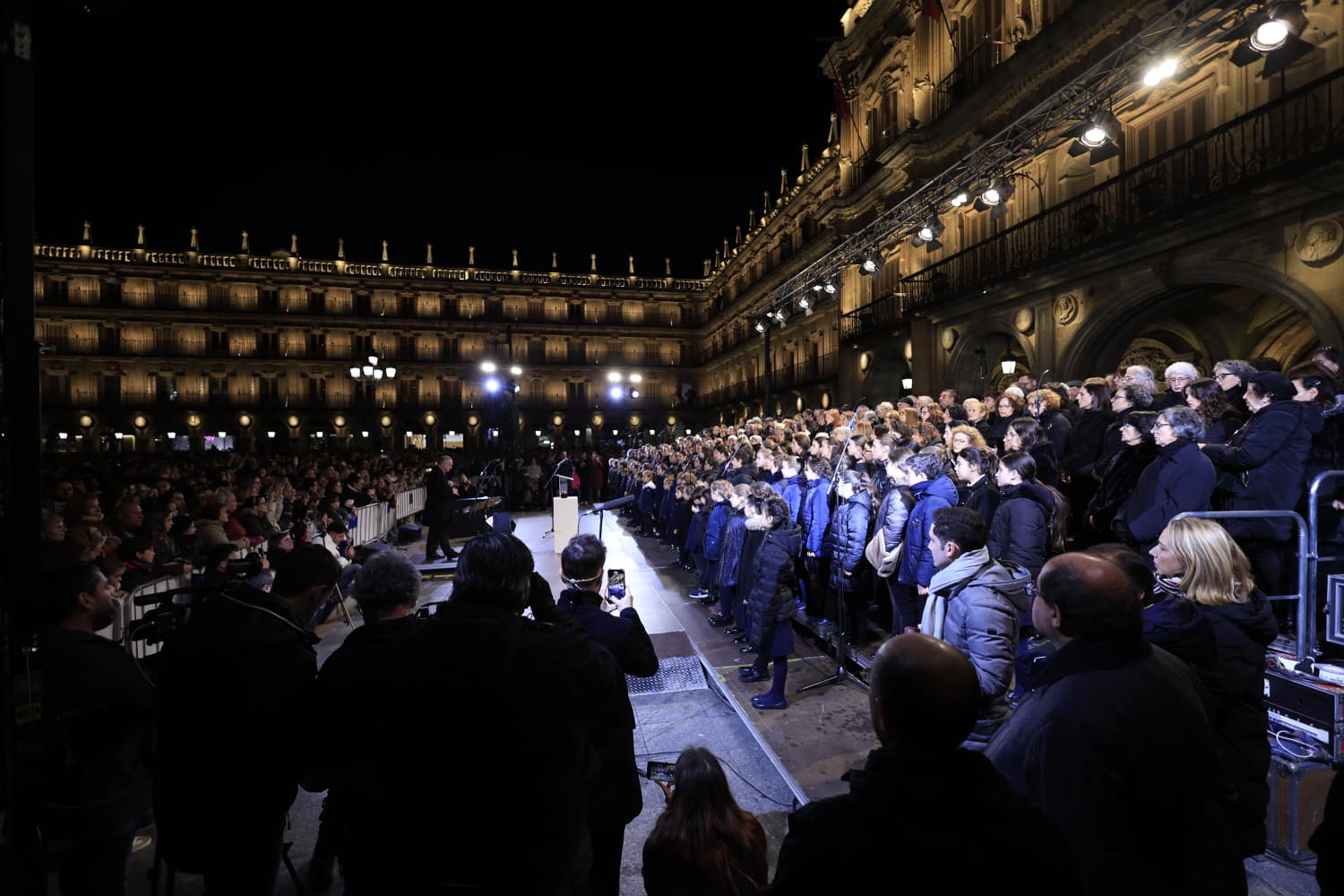 La Navidad ya deslumbra en Salamanca con luces, árbol y videomapping