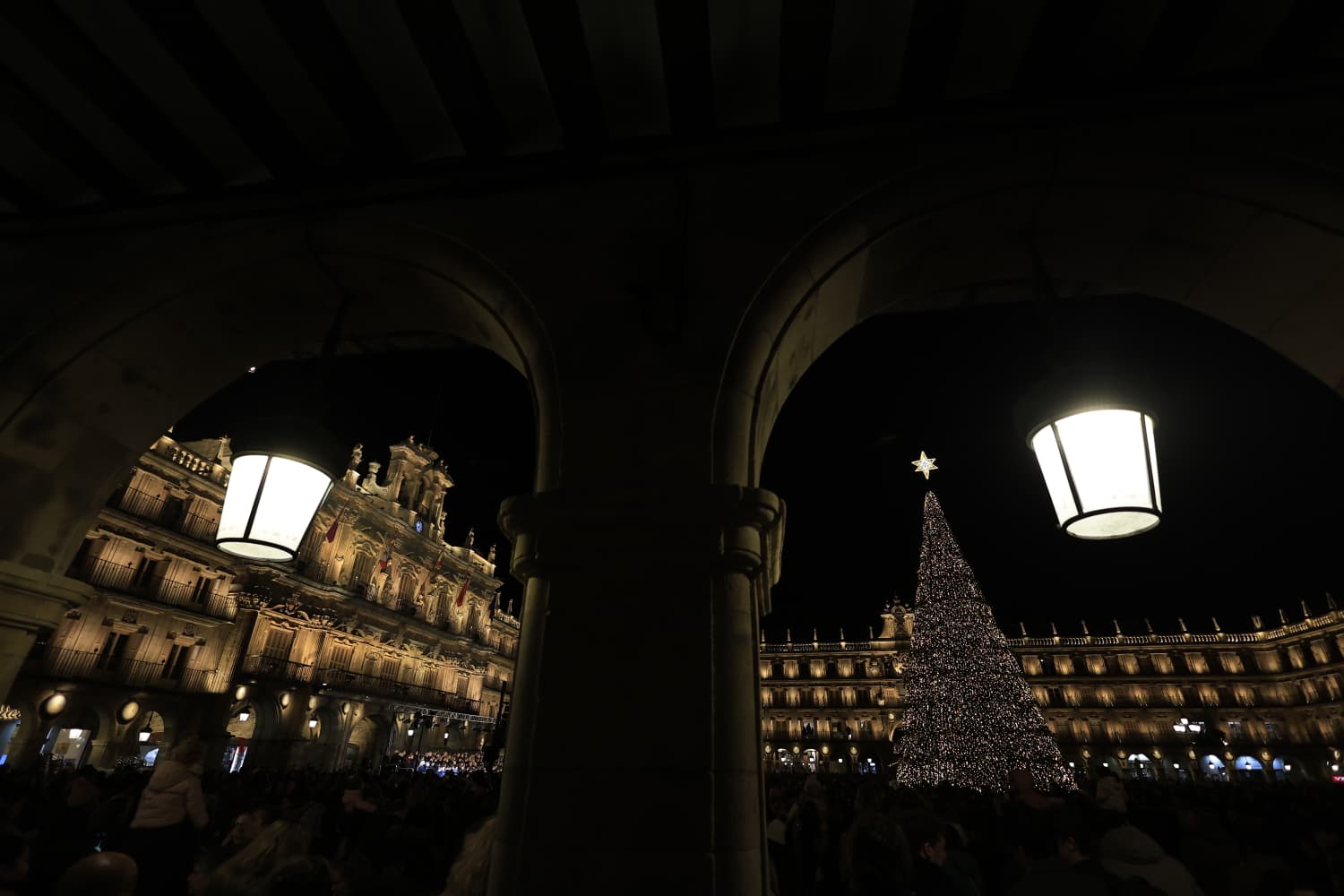 La Navidad ya deslumbra en Salamanca con luces, árbol y videomapping