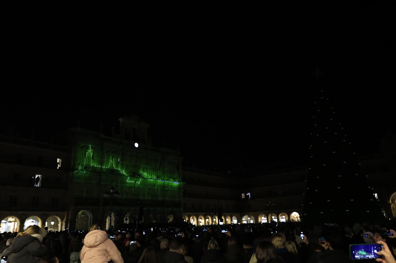 La Navidad ya deslumbra en Salamanca con luces, árbol y videomapping