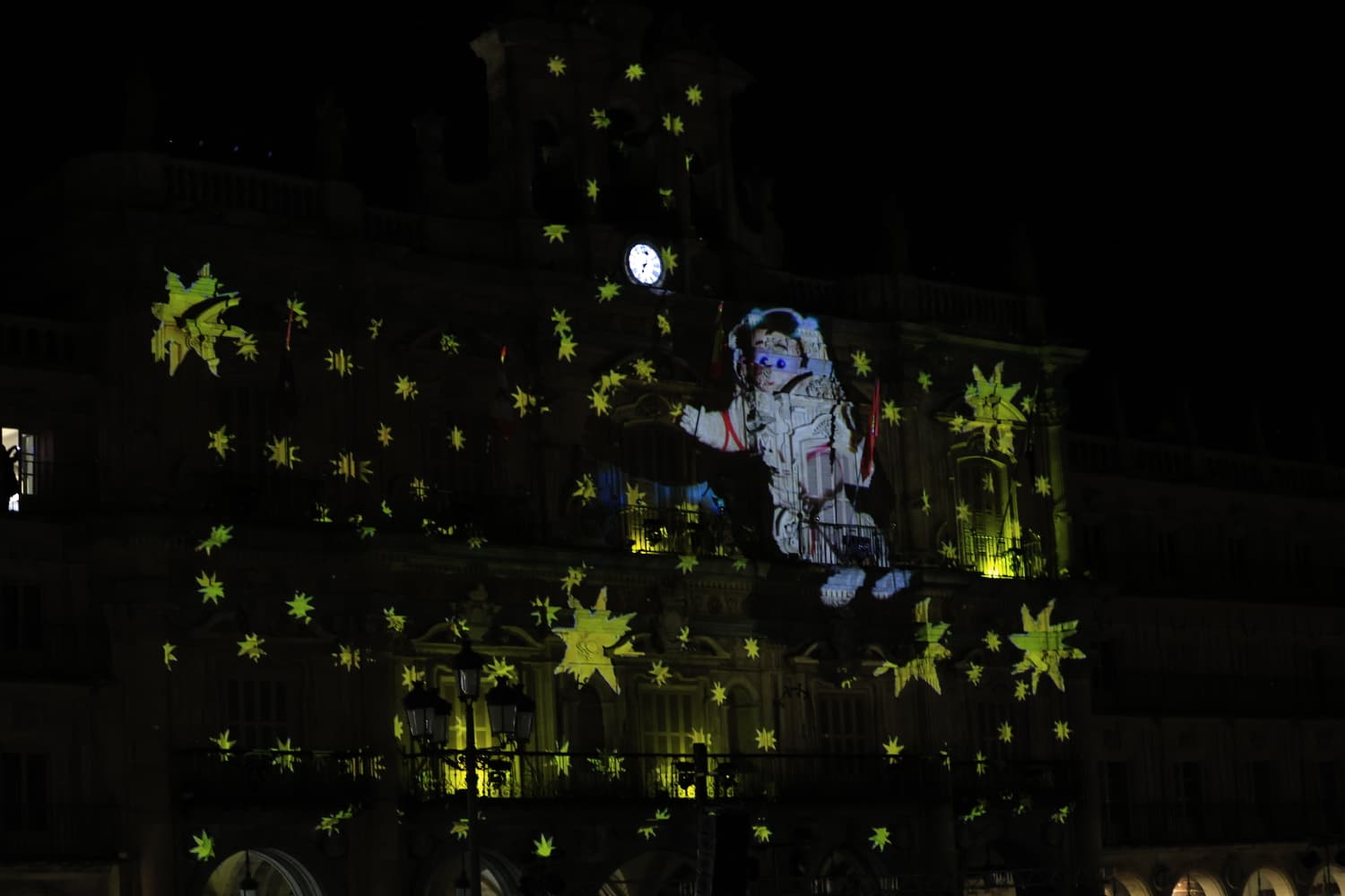 La Navidad ya deslumbra en Salamanca con luces, árbol y videomapping