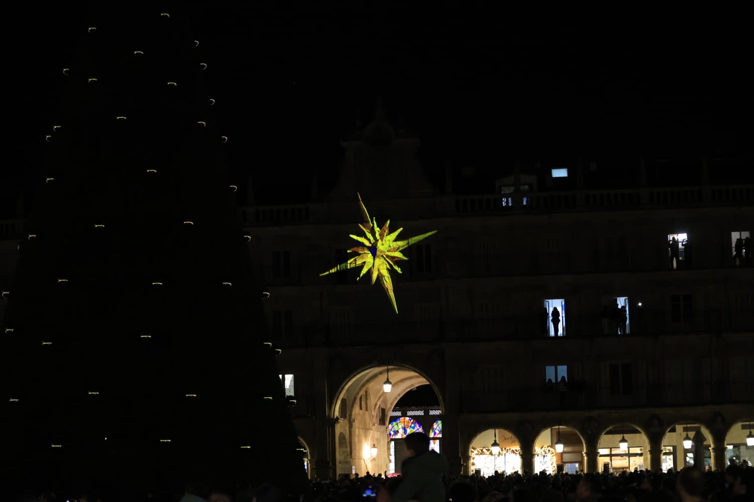 La Navidad ya deslumbra en Salamanca con luces, árbol y videomapping