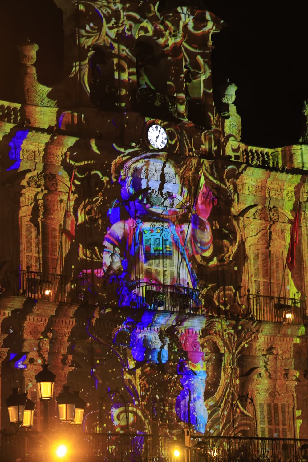 La Navidad ya deslumbra en Salamanca con luces, árbol y videomapping